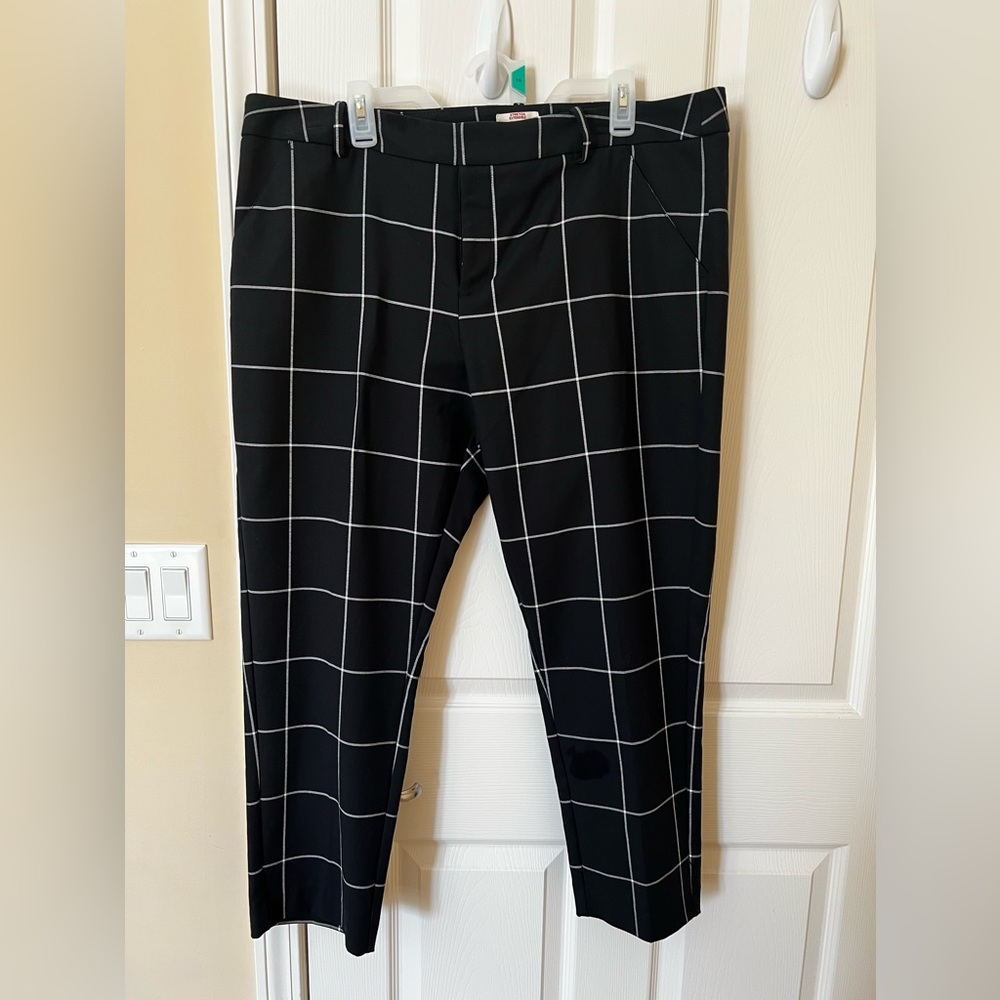Merona, Black & White plaid Mid-rise, ankle length, classic straight leg pants.